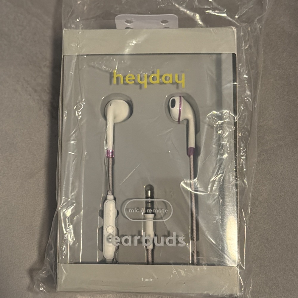 Heyday Wired Earbuds, Mic & Remote, White, 3.5mm Plug, Comfort Fit, NEW!